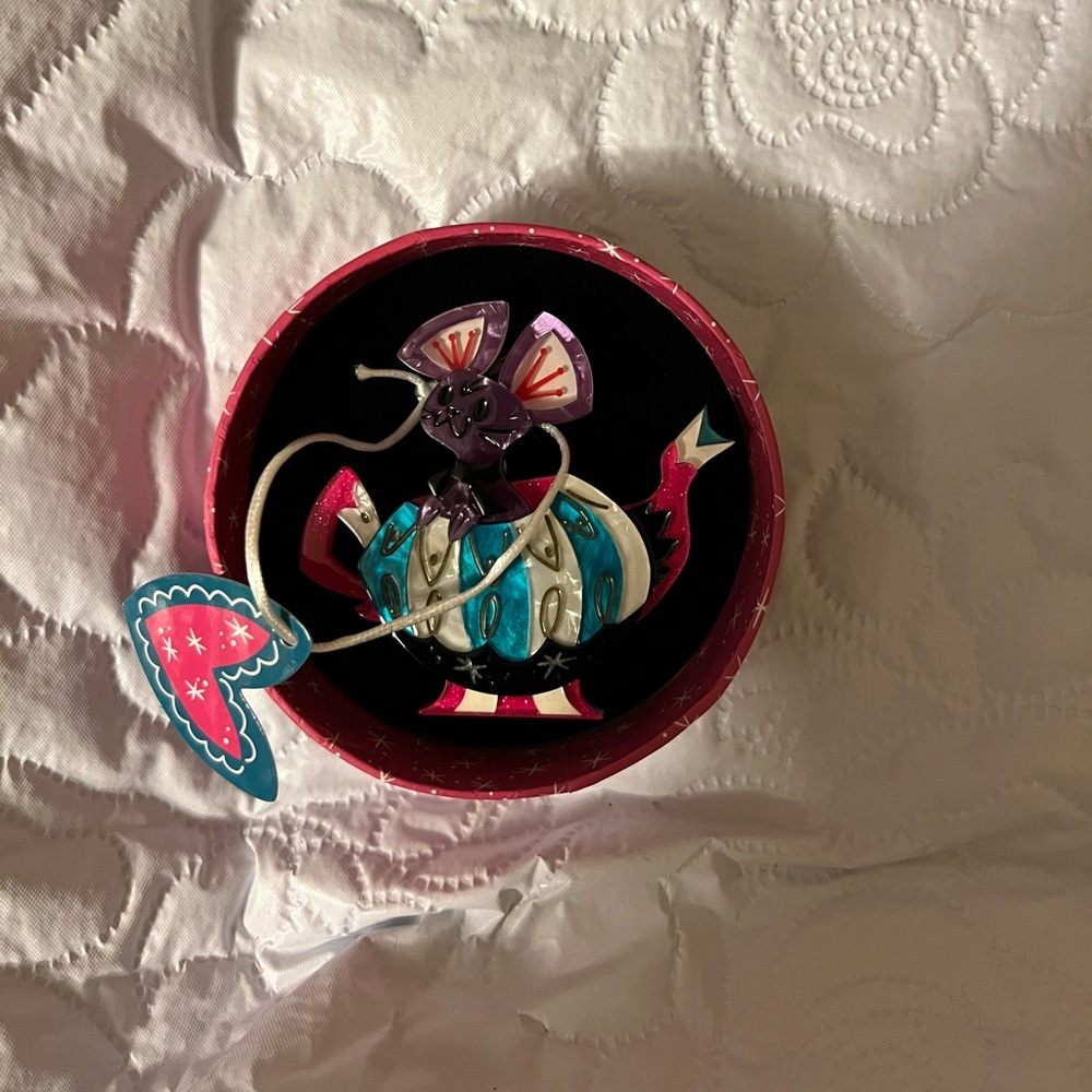 Erstwilder Alice door mouse broach
